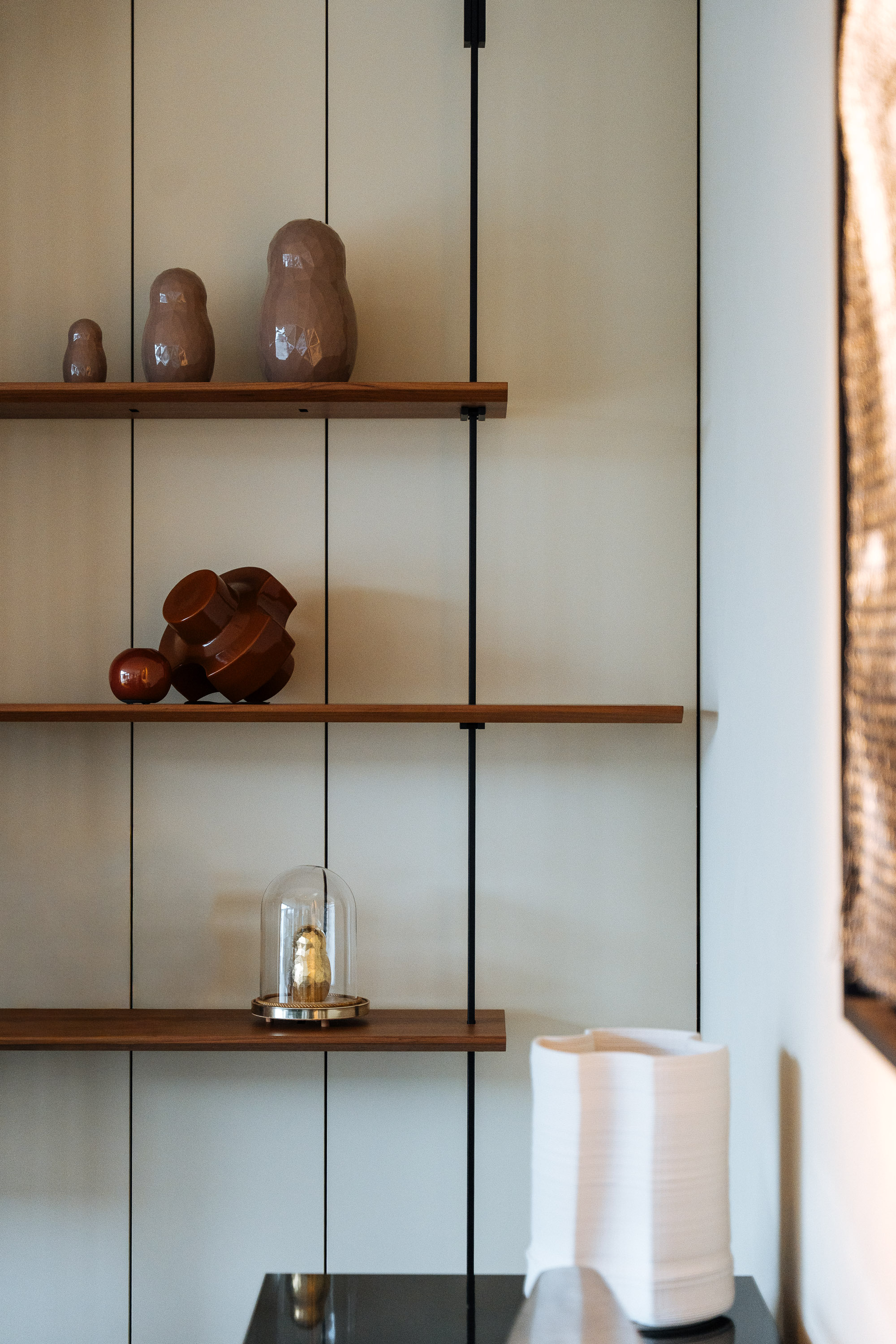Open shelving with brown Matroesjka set and Bolder knot