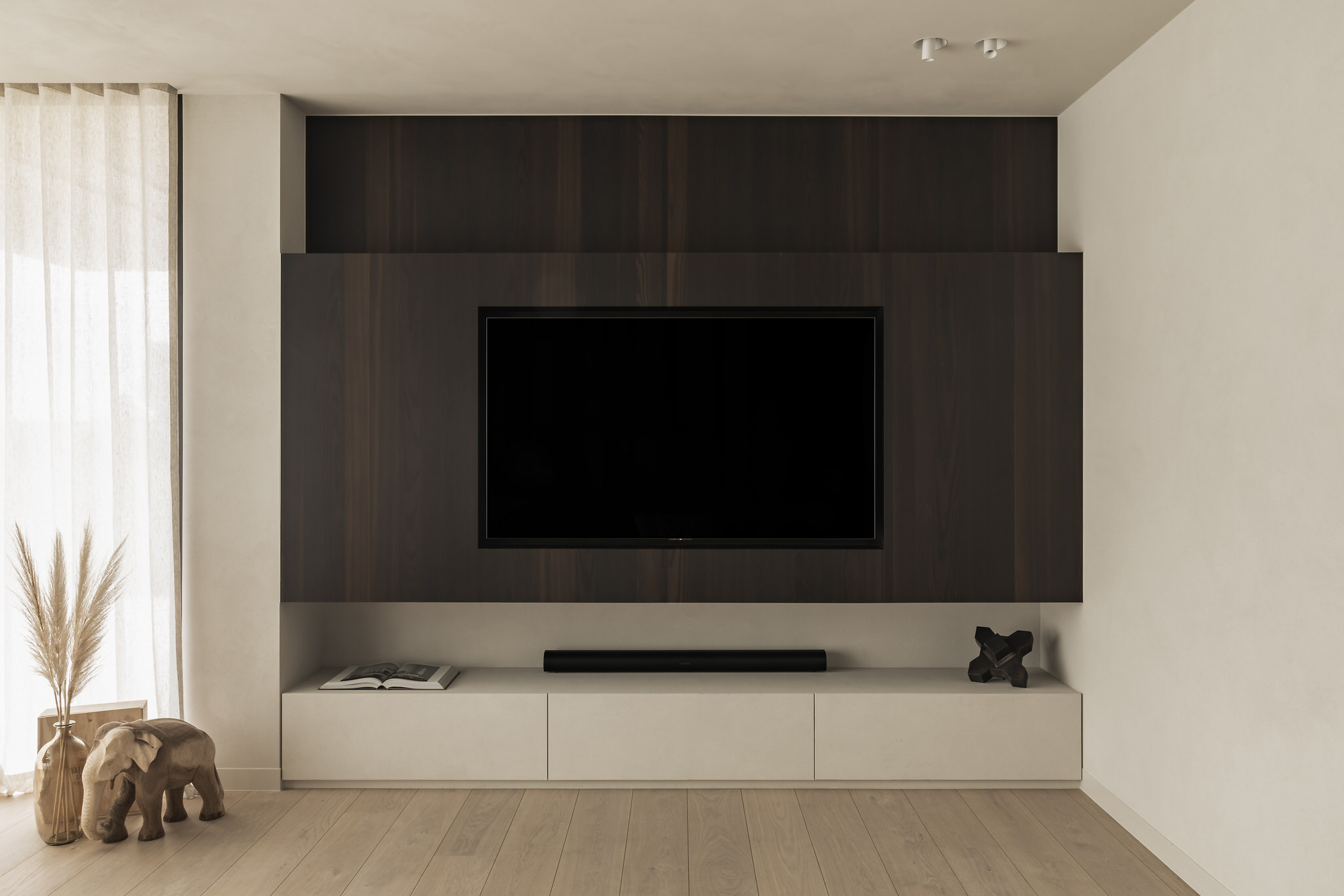 Cadzand sculpture beside a TV niche, Calleeuw interior