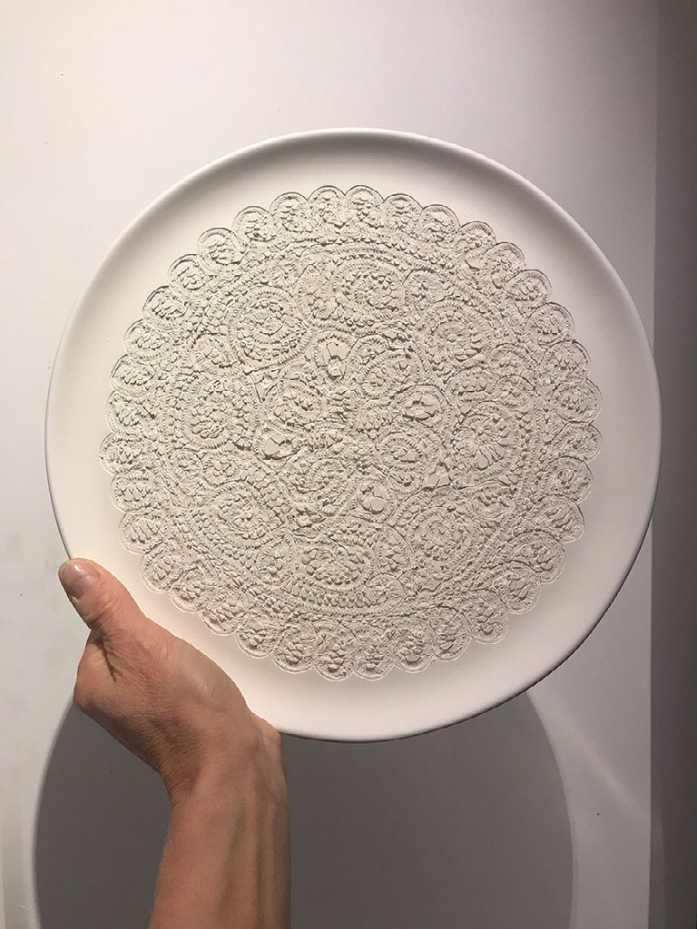 Decoplates — black lace-textured plate on a wooden stand
